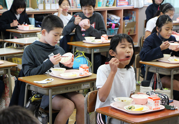 米飯給食助成金を贈っています