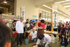 餅つきをする向山店長