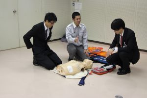 救急隊員から話を聞く職員ら