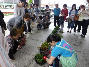 切り戻しのポイントを説明する講師の橋本さん